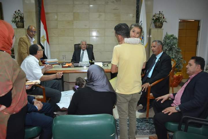محافظ جنوب سيناء يستقبل مواطنين لحل مشاكلهم (2)