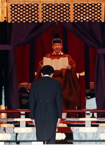 شينزو آبى آمام الإمبراطور الجديد