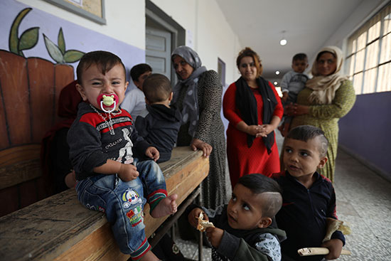 عائلات كردية وعربية داخل مدرسة بالحسكة