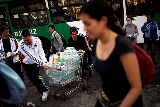 زجاجات مياه للقائمين على حملات نظافة الشوارع