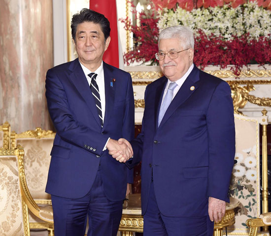 الرئيس الفلسطيني محمود عباس وشينزو آبى