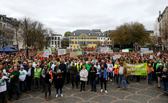 حشد-من-الفلاحين-يتظاهرون-أمام-مقر-وزارة-الزراعة-الألمانية