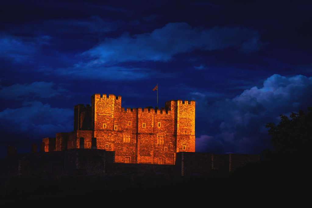 قلعة دوفر ليلا