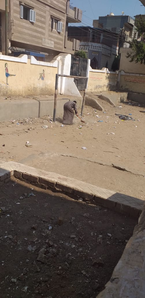 رفع القمامة من فصول مغلقة بجوار مدرسة نواج بالغربية (2)