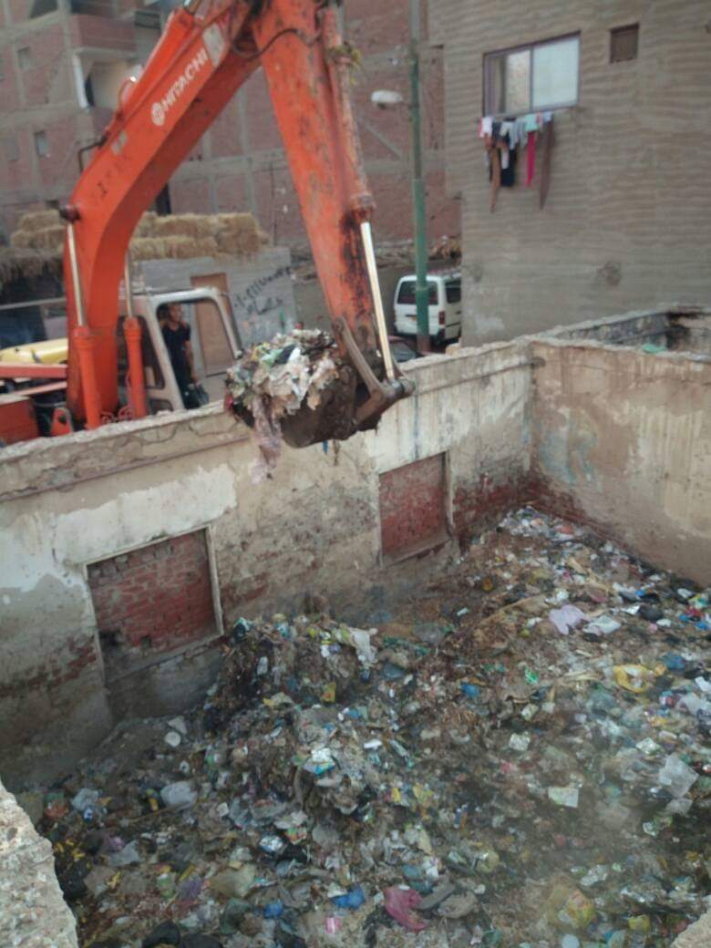 رفع القمامة من فصول مغلقة بجوار مدرسة نواج بالغربية (8)