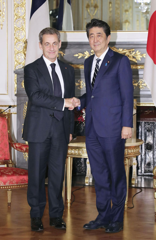الرئيس الفرنسي السابق نيكولا ساركوزي و شينزو آبى