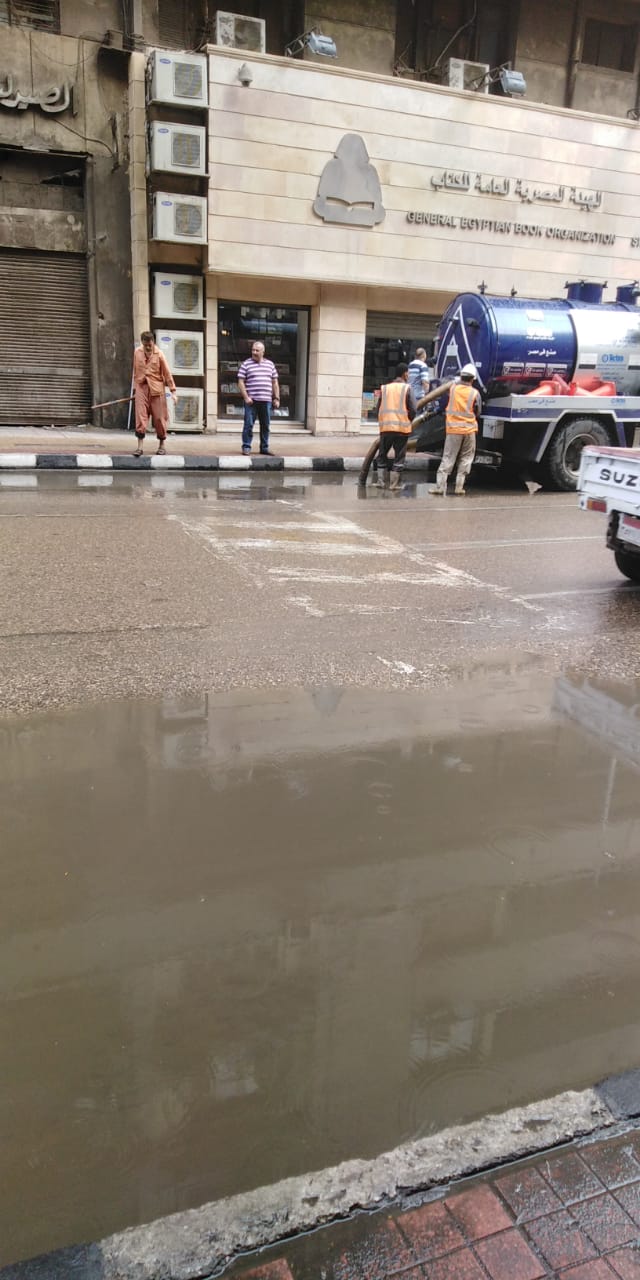 عمليات شفط المياه بشارع عبد الخالق ثروت (1)