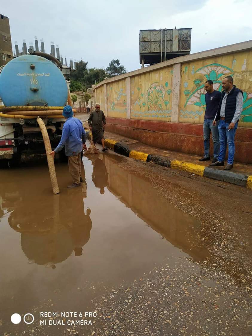 سيارات شفط لرفع مياه الأمطار بالشوارع (1)