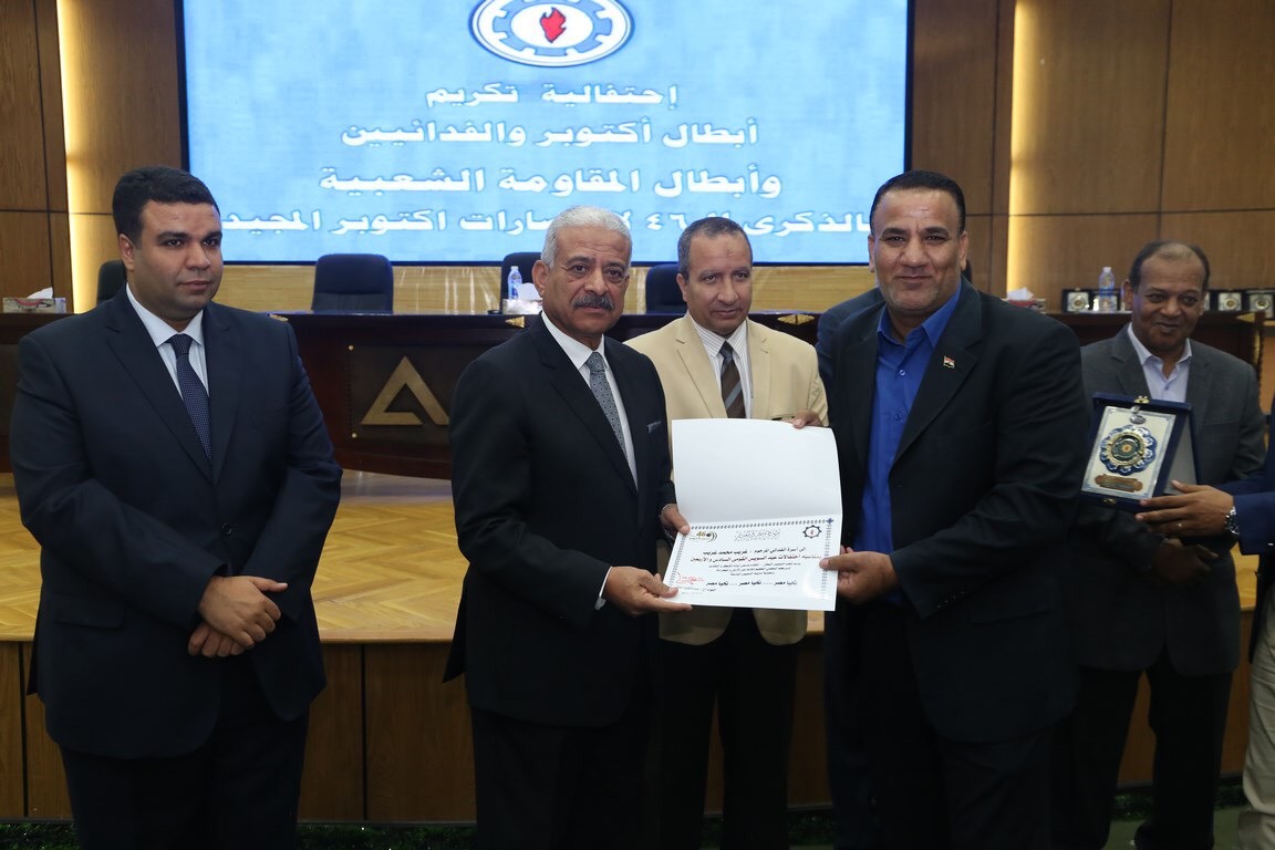 محافظ السويس يكرم أعضاء منظمة سيناء العربية الفدائية والمقاومة الشعبية (7)