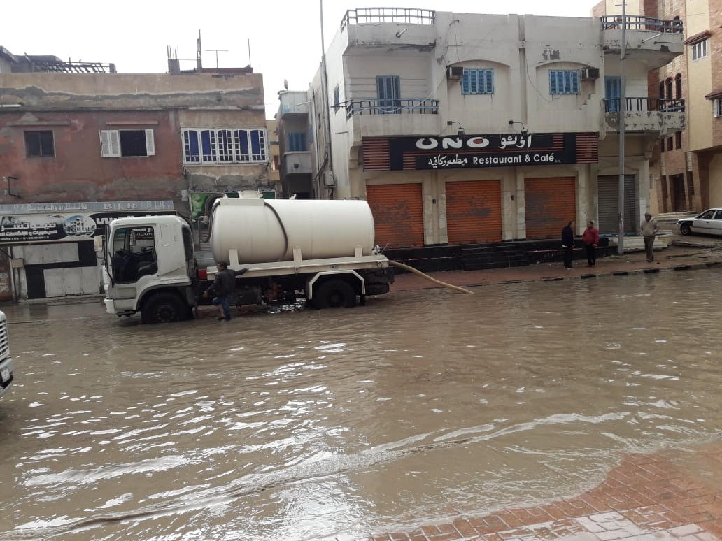 سحب مياه الأمطار من شوارع العريش وبئر العبد (3)