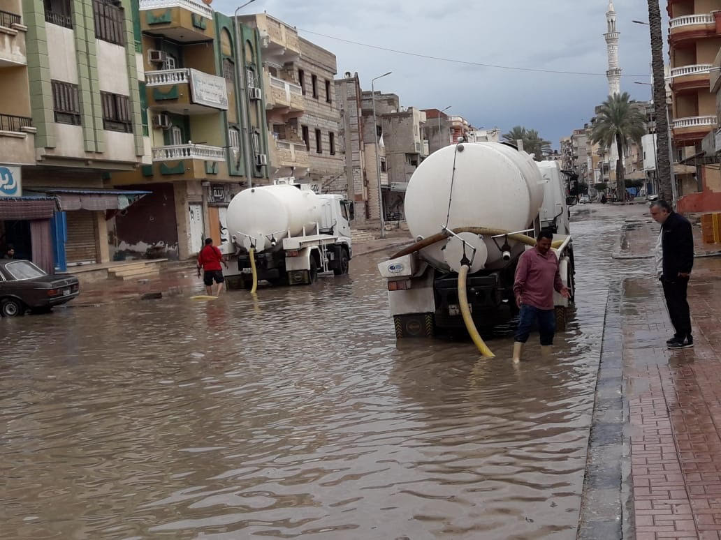 سحب مياه الأمطار من شوارع العريش وبئر العبد (2)
