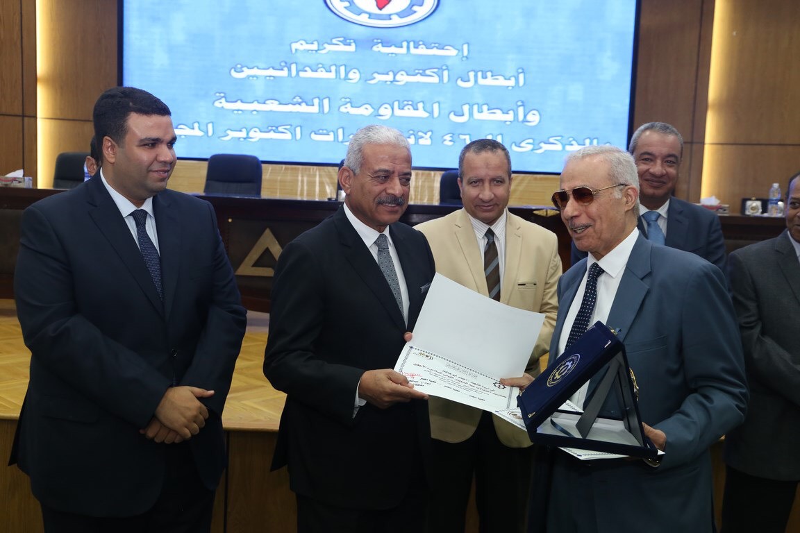 محافظ السويس يكرم أعضاء منظمة سيناء العربية الفدائية والمقاومة الشعبية (4)