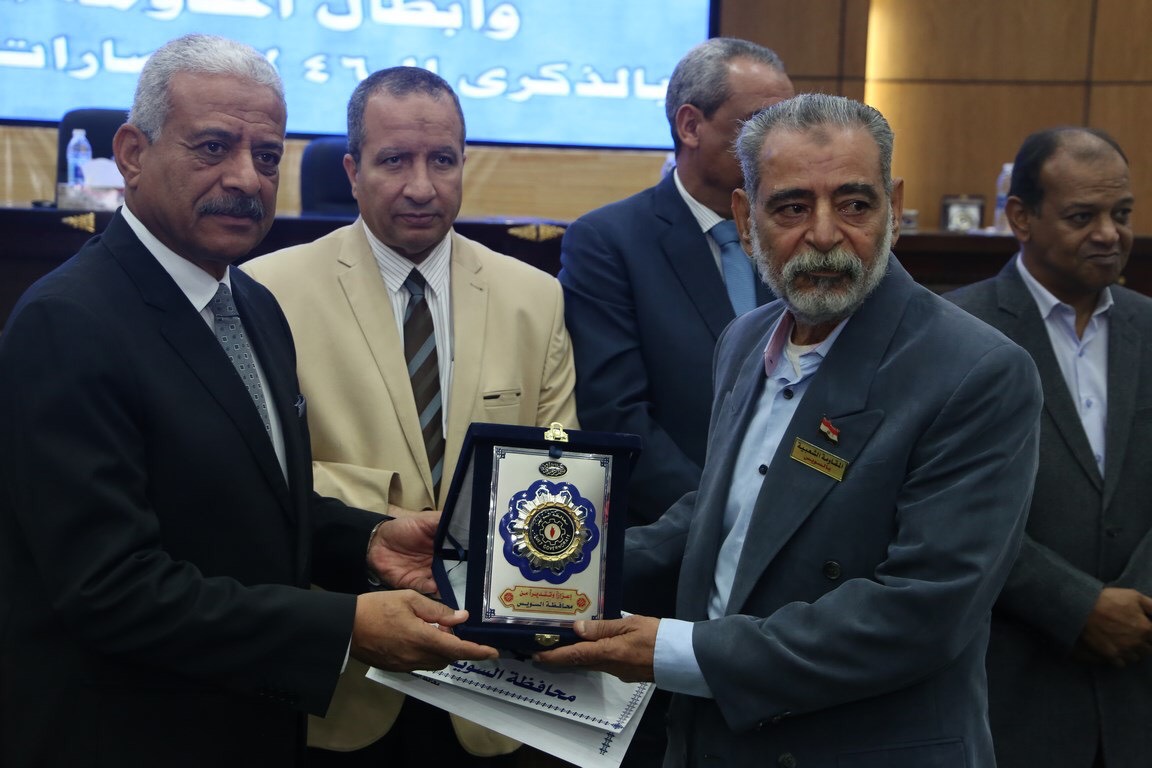 محافظ السويس يكرم أعضاء منظمة سيناء العربية الفدائية والمقاومة الشعبية (1)