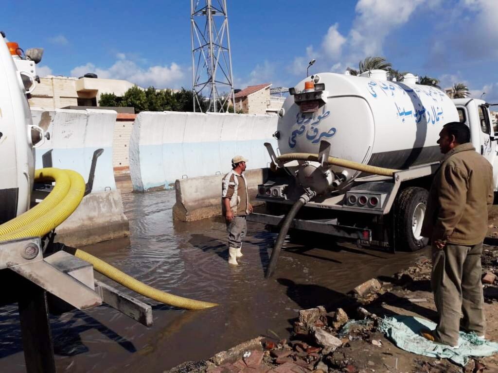 طوارئ بشمال سيناء بسبب الأمطار..والمحافظة تدفع بمعدات لسحب المياه من الشوارع (3)