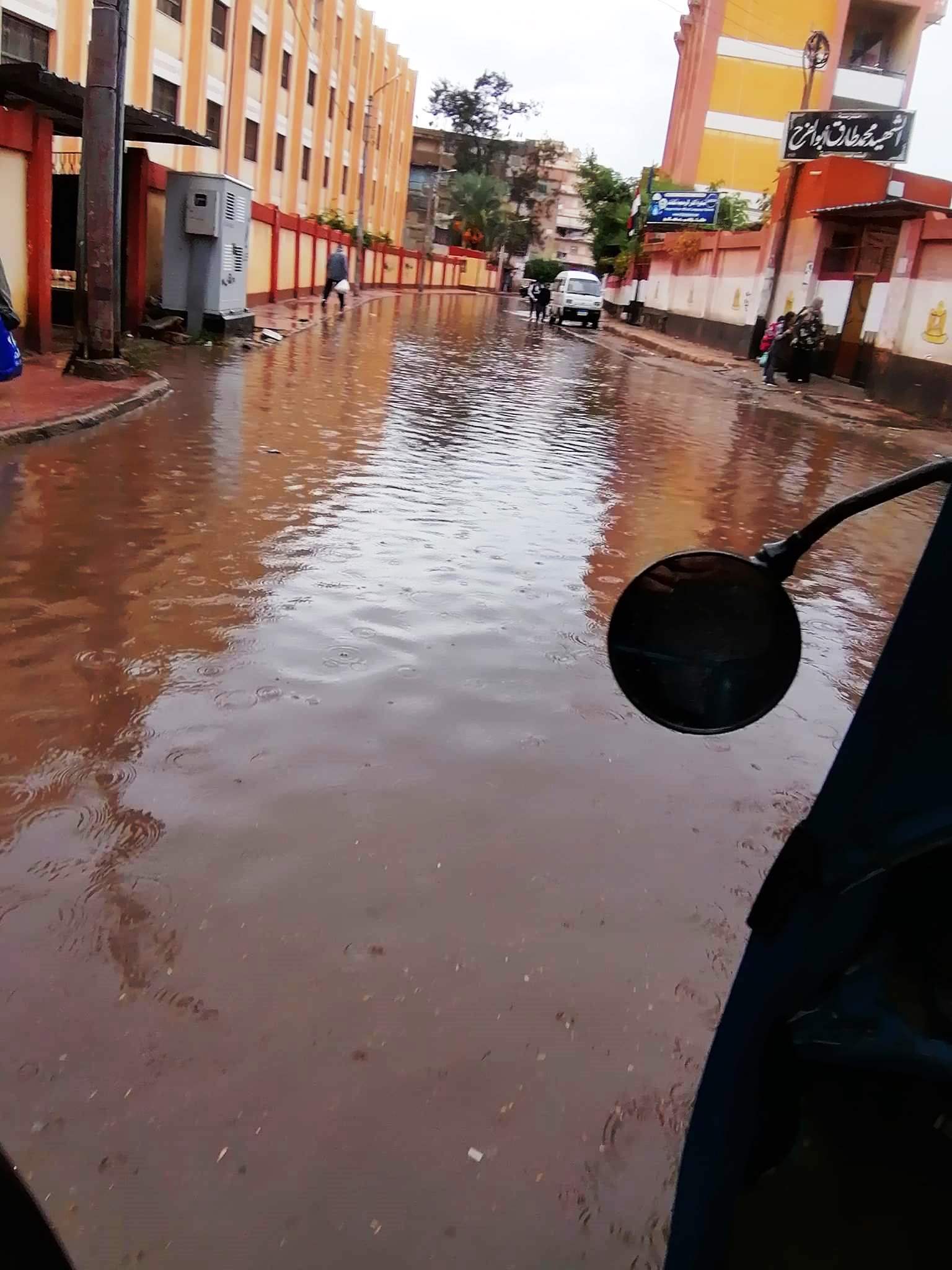 مياه الأمطار تحاصر المدارس وتغرق شوارع فارسكور بدمياط‎ (4)