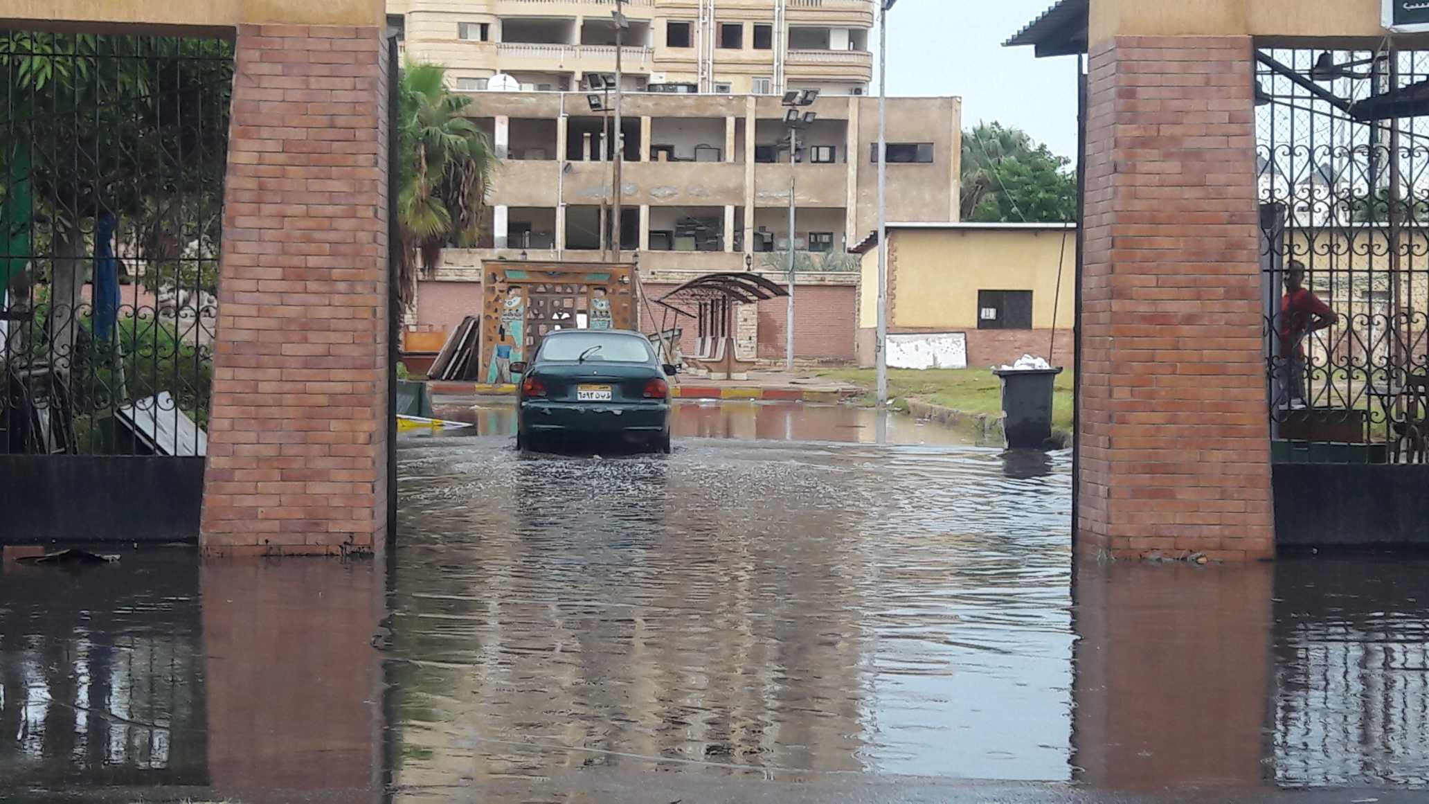 مياه الأمطار تغرق شوارع بورسعيد  (4)