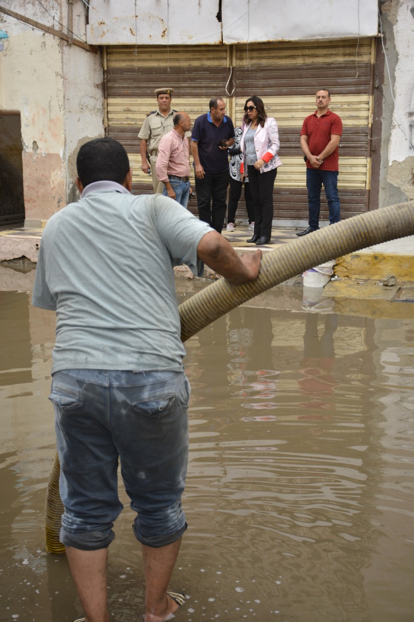 محافظ دمياط تتابع أعمال صيانة شبكة صرف مياه الأمطار  (2)