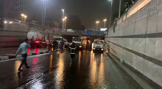 محافظ القاهرة يتفقد أعمال شفط مياه الأمطار (2)