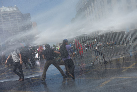 الشرطة تستخدم خراطيم المياه لتفريق المتظاهرين