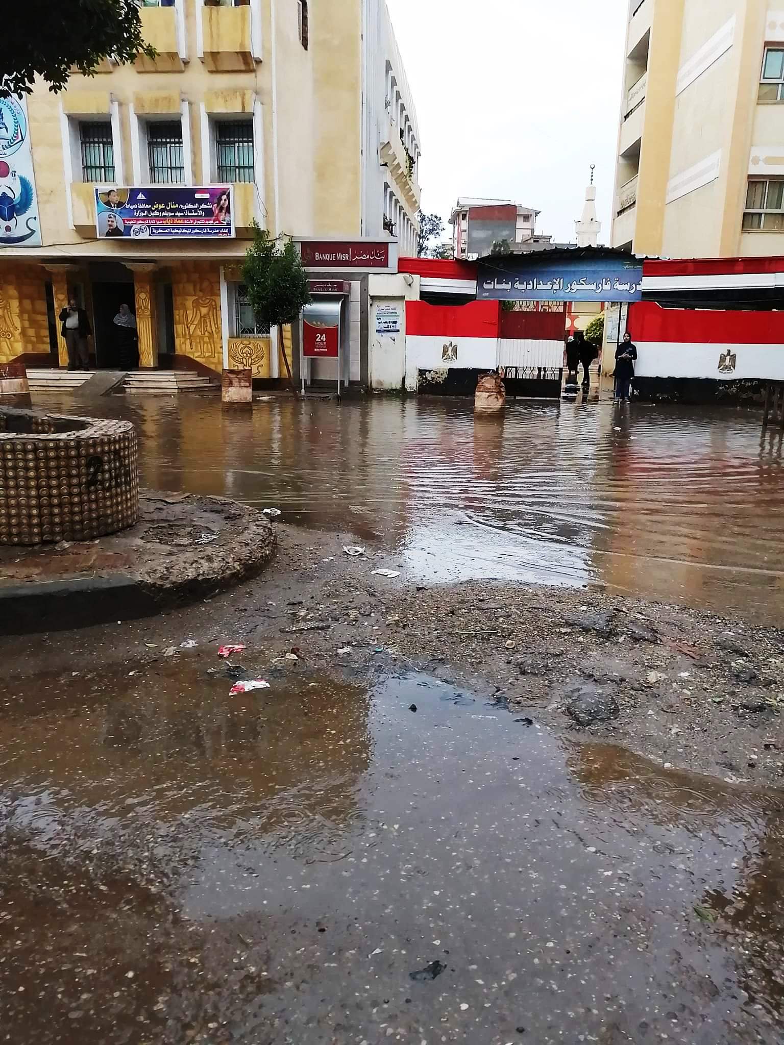 مياه الأمطار تحاصر المدارس وتغرق شوارع فارسكور بدمياط‎ (2)