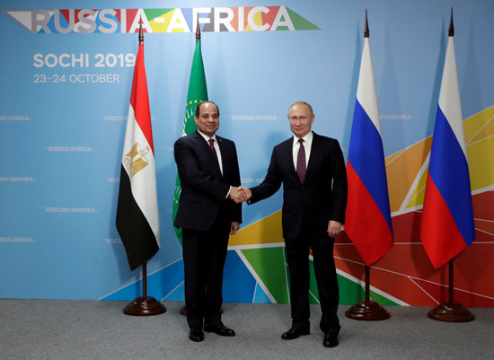 الرئيس-المصري-عبد-الفتاح-السيسي-يلتقي-بالرئيس-الروسي-فلاديمير-بوتين-في-سوتشي