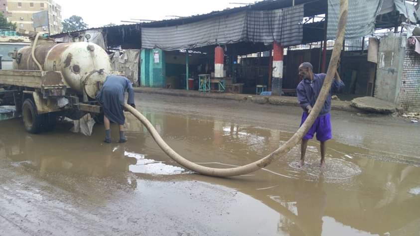 سيارات شفط لرفع مياه الأمطار بالشوارع (4)