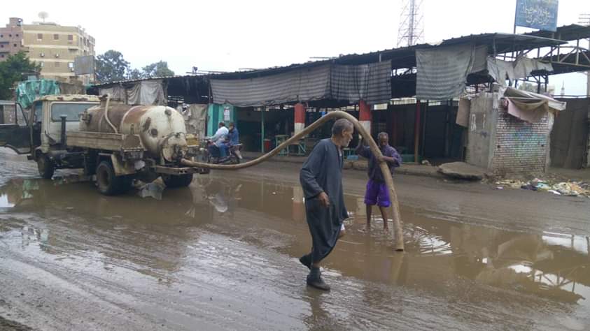 سيارات شفط لرفع مياه الأمطار بالشوارع (2)