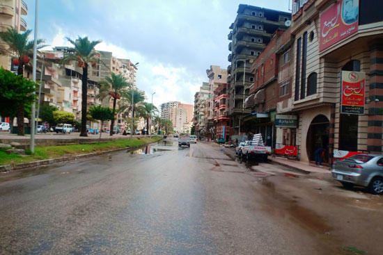 الأمطار الغزيرة تغرق شوارع دمياط (1)