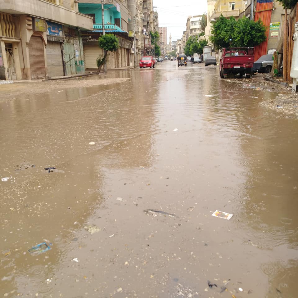 شوارع الغربية تغرق فى مياه الأمطار وشلل مرورى على طريق المحلة طنطا (2)