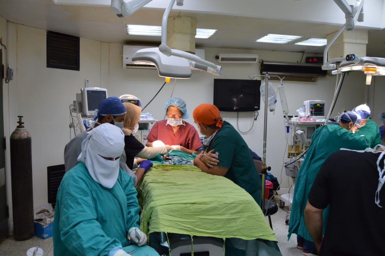 الفريق الجراحى الدولى التطوعى بمستشفى الأطفال بجامعة المنصورة  (2)