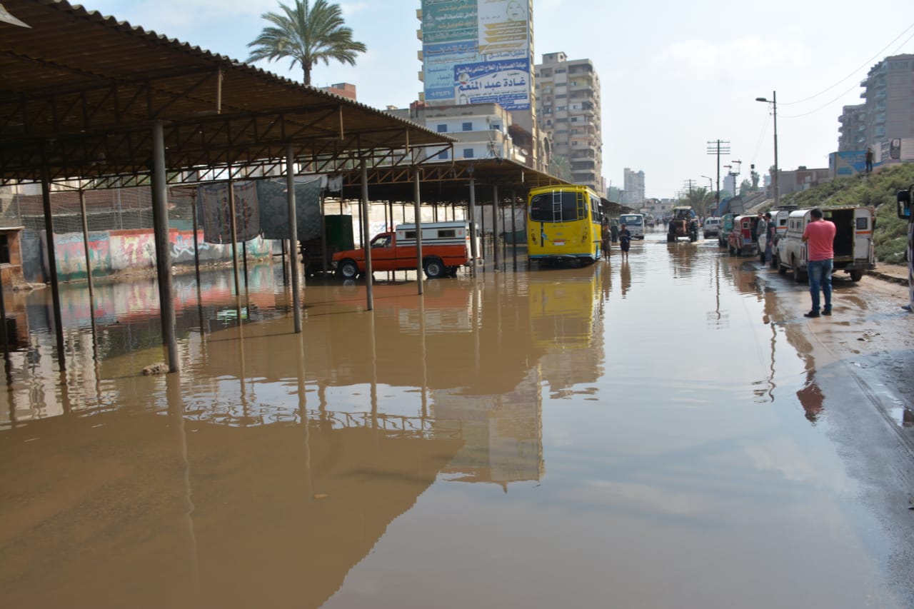 معدات لكسح وشفط مياه الأمطار بمدينة ميت غمر فى الدقهلية (3)