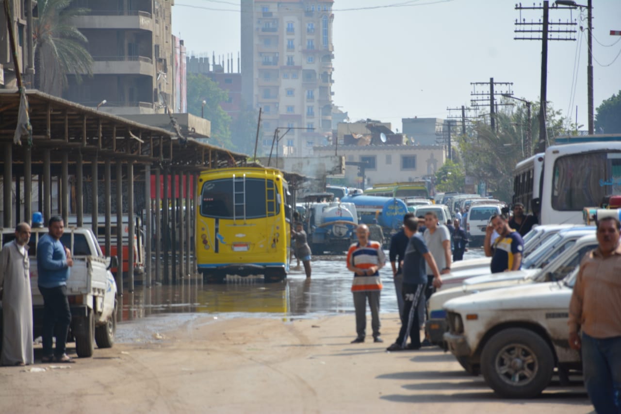 معدات لكسح وشفط مياه الأمطار بمدينة ميت غمر فى الدقهلية (1)