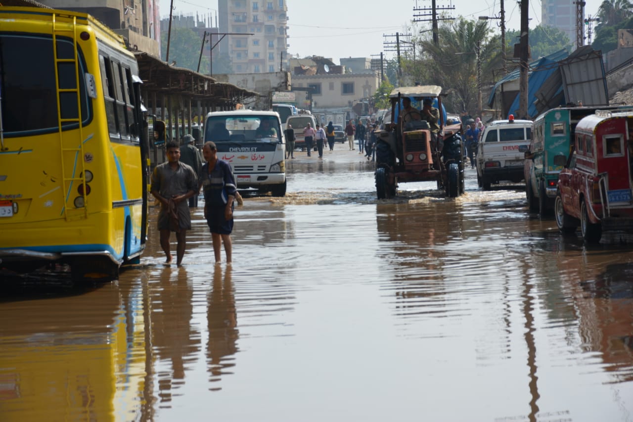 معدات لكسح وشفط مياه الأمطار بمدينة ميت غمر فى الدقهلية (5)