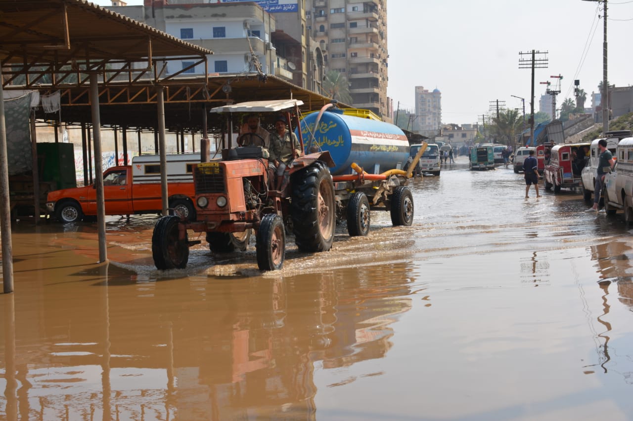 معدات لكسح وشفط مياه الأمطار بمدينة ميت غمر فى الدقهلية (4)