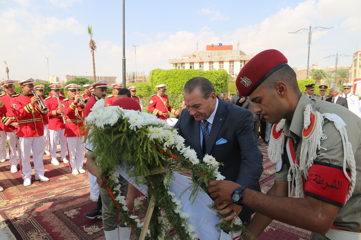 وضع أكاليل الزهور على النصب التذكارى بمناسبة العيد القومى للسويس (10)
