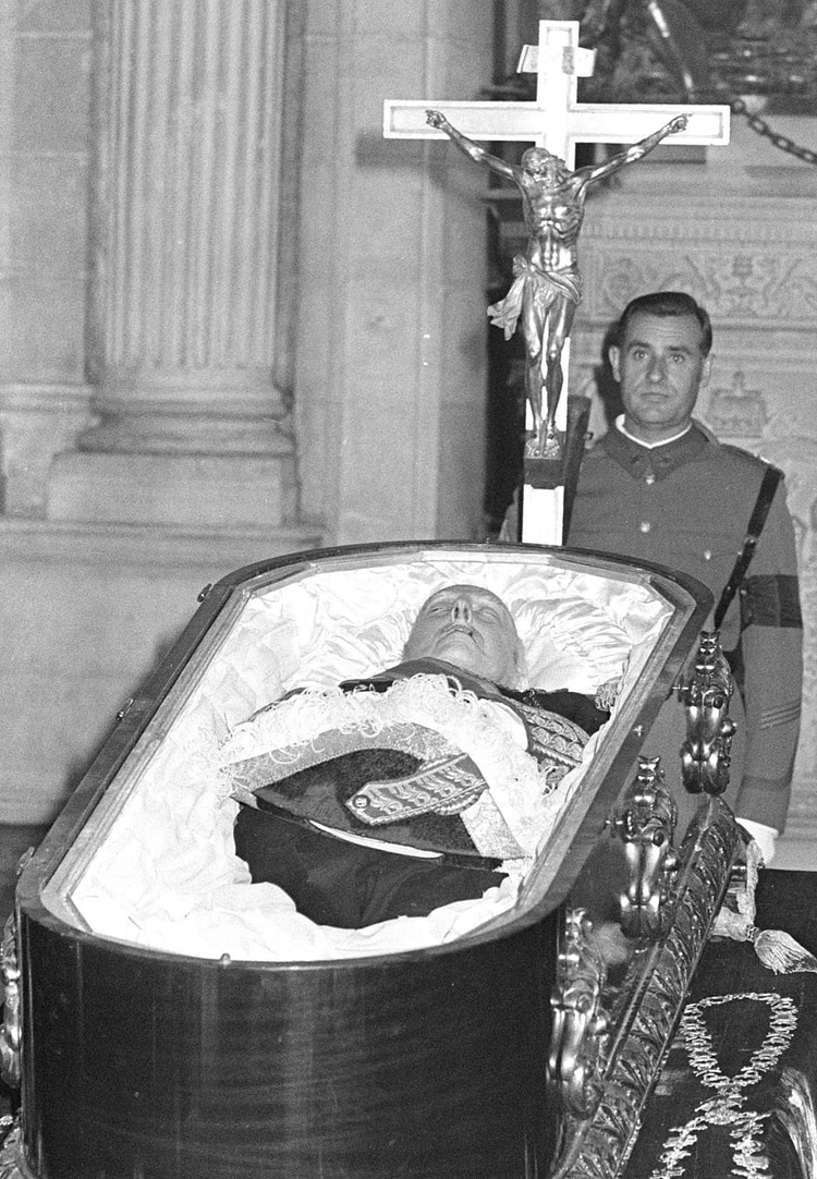 جثمان الديكتاتور فرانكو بعد وفاته فى 1975