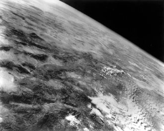 اول صور للأرض من الفضاء