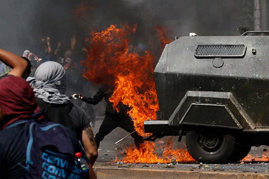 متظاهرون يحرقون مدرعة للشرطة الشيلية