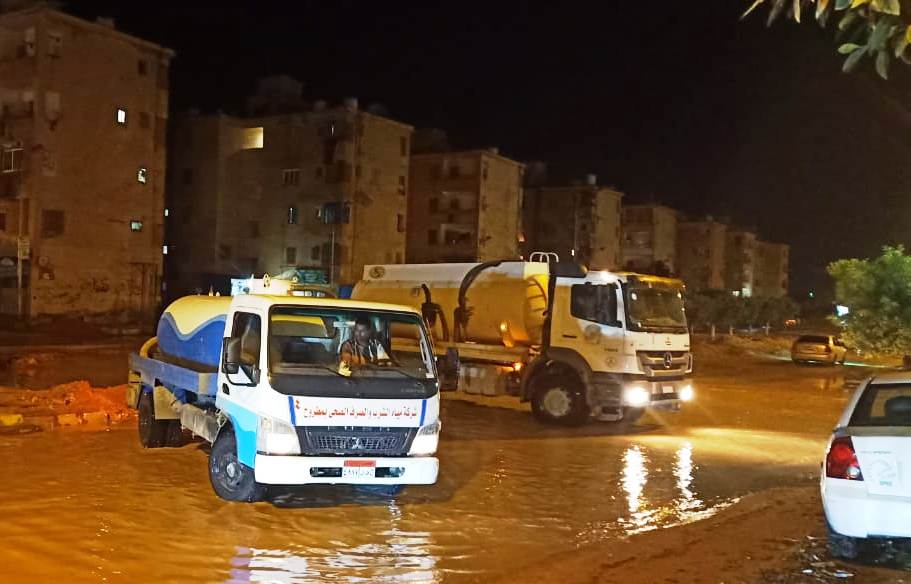 استمرار أعمال رفع مياه الأمطار من شوارع مرسي مطروح (1)
