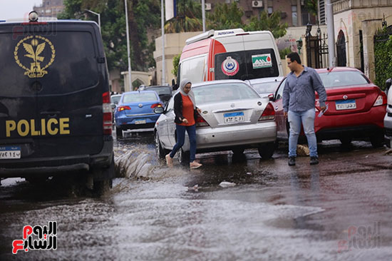 الامطار الغزيرة تضرب شوارع القاهرة