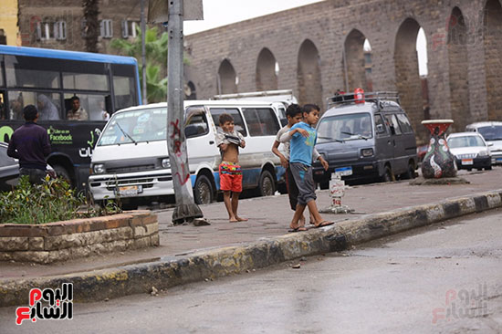 الأطفال يحتفلون بسقوط الأمطار فى الشوارع