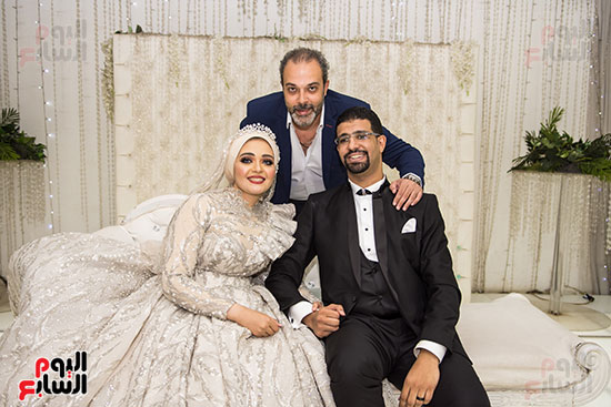 شادى ابو الحسن مع العروسين