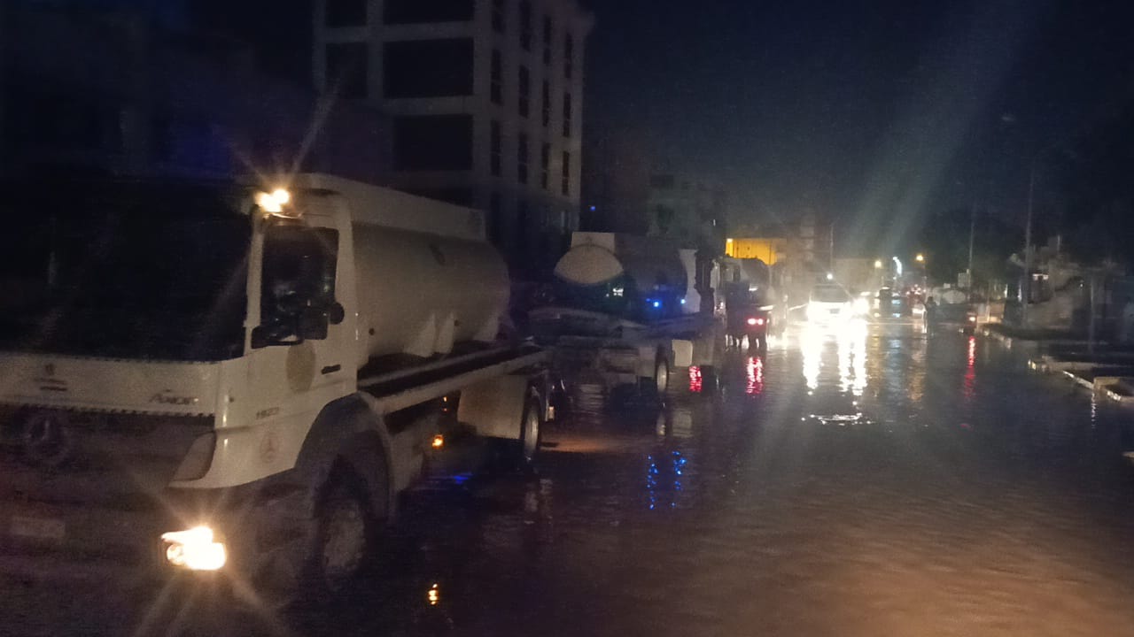 استمرار أعمال رفع مياه الأمطار من شوارع مرسي مطروح (5)
