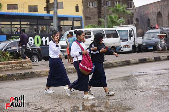 طالبات المدارس وسط مياه الأمطار