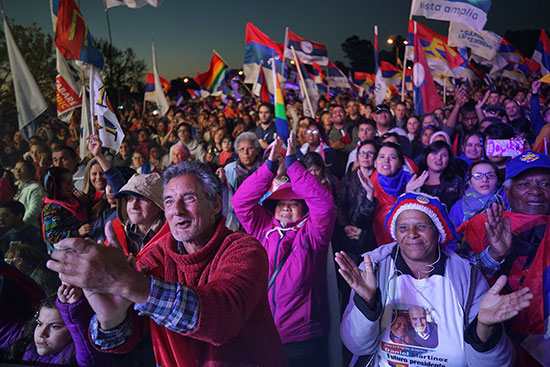 مؤيدو دانييل مارتينيز يحضرون حملته الختامية قبيل الانتخابات الرئاسية في مونتيفيديو