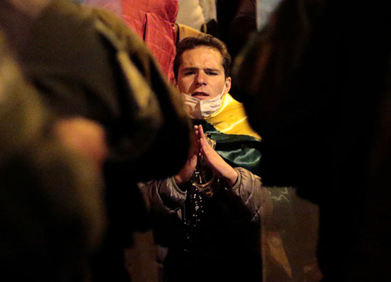متظاهر-يتظاهر-بالصلاة-أمام-رجال-الأمن