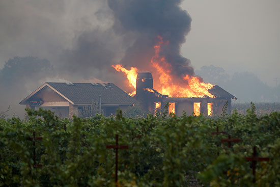 النيران تلتهم منزلا فى كاليفورنيا