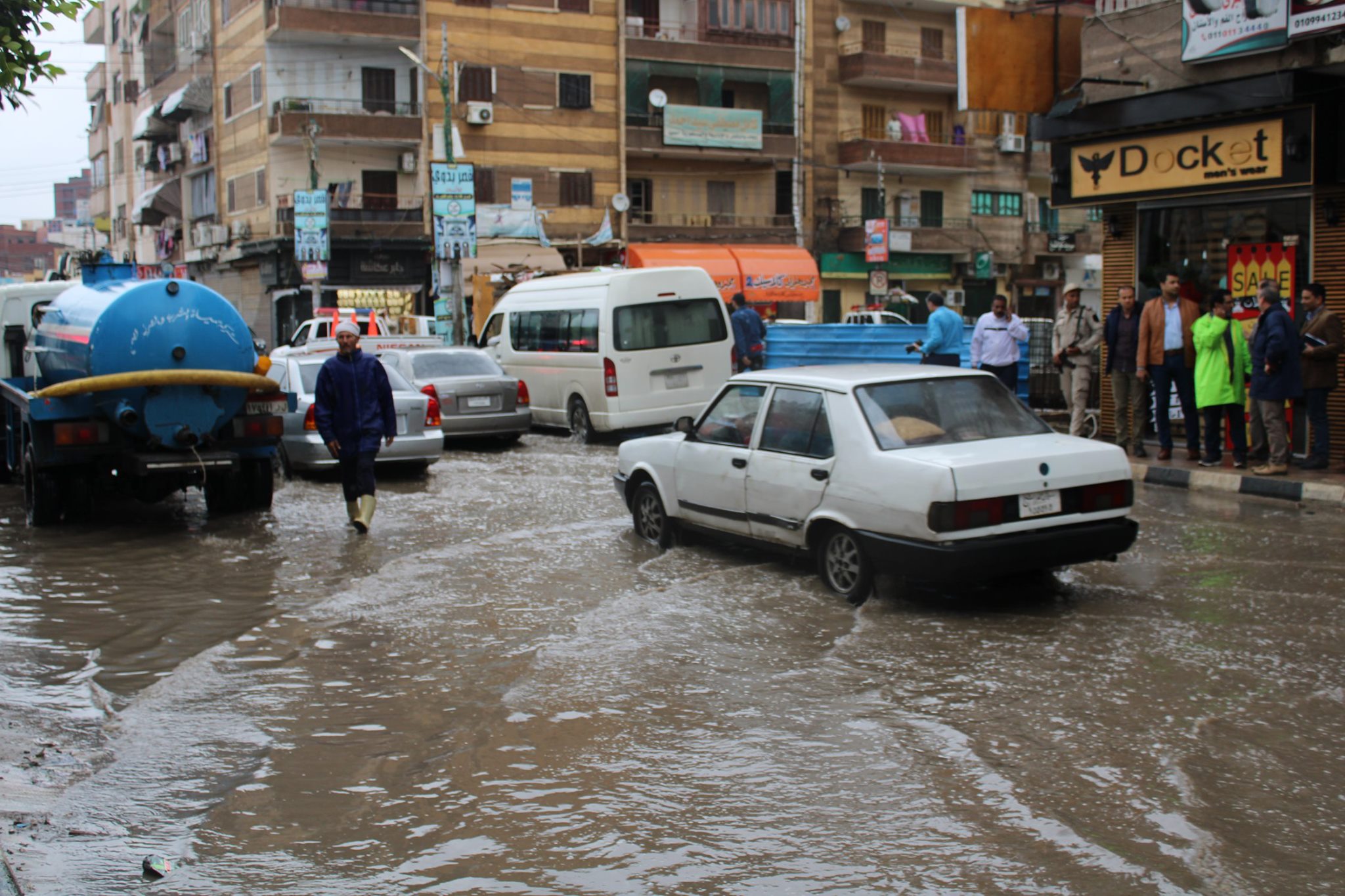 محافظ كفر الشيخ يتابع رفع الأمطار (1)