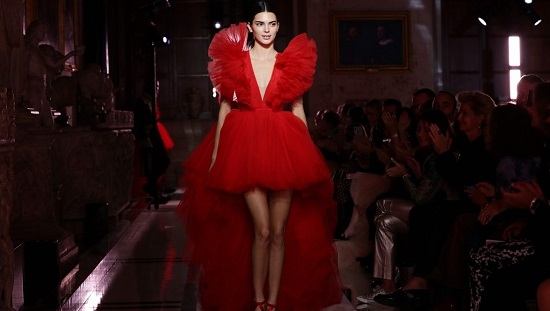 الفستان الأحمر