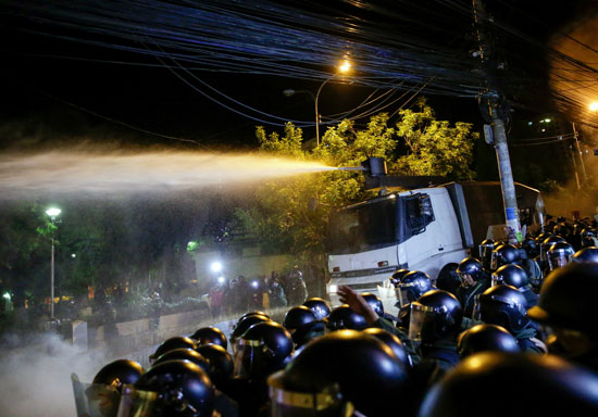 الشرطة-تستخدم-المياه-لتفريق-المتظاهرين
